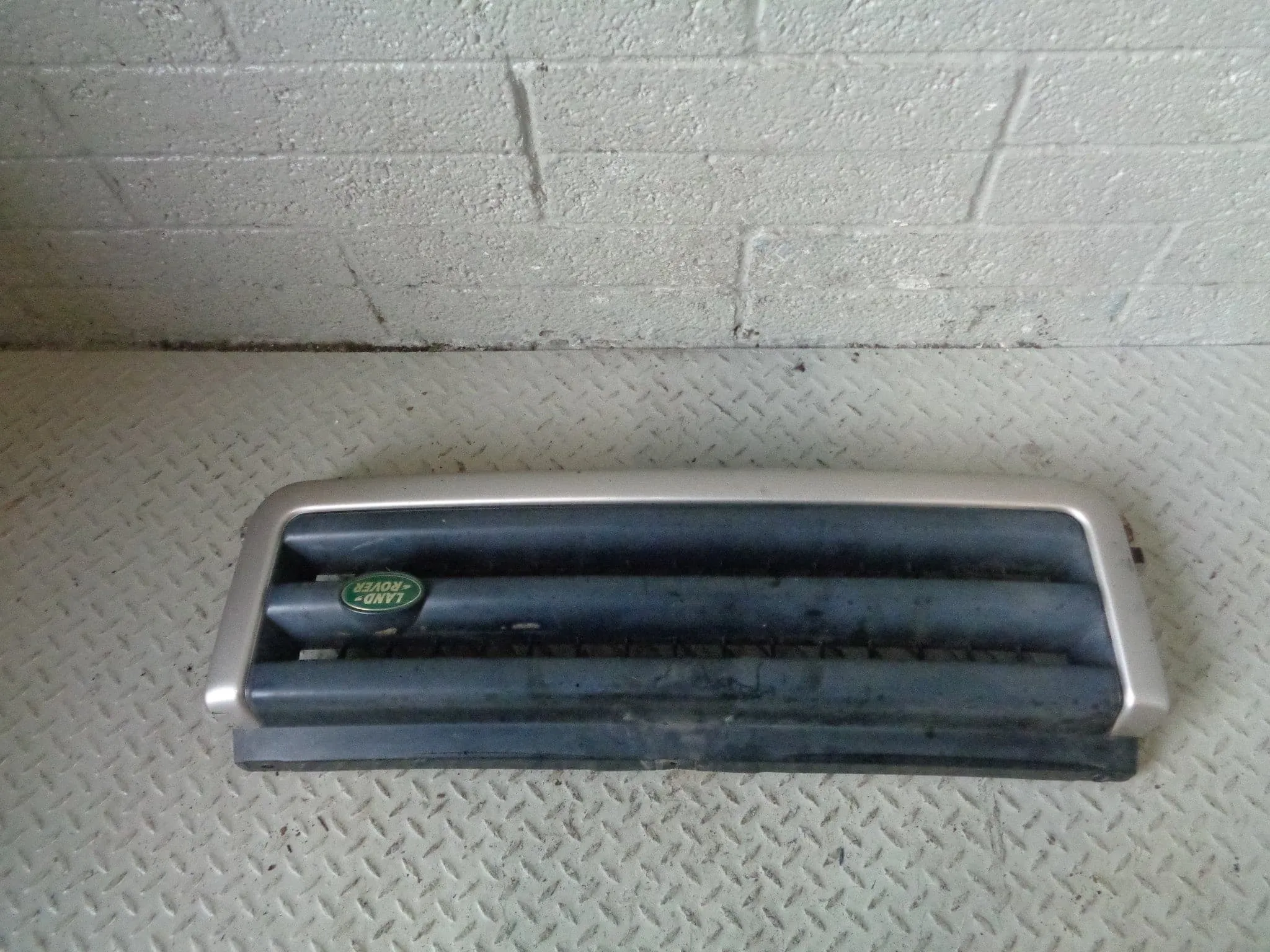 Discovery 2 Front Grille Pre-Facelift Land Rover Blenheim Silver 1998 to 2002